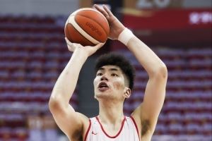 杀伤内线！余嘉豪首节6罚5中 得到5分3篮板