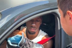 要走了！科曼驾车离开塞贝纳大街，给球迷签名&下车合影