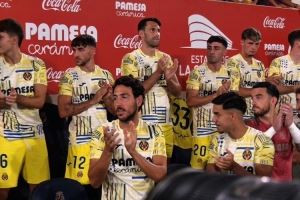 比利亚雷亚尔赛前致敬卡索拉，为其颁发出战334场纪念球衣