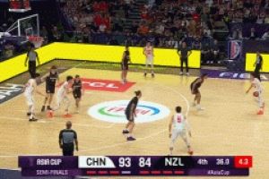 一剑封喉！赵睿自投自抢高难度三分压哨轰进 自己场边动情流泪