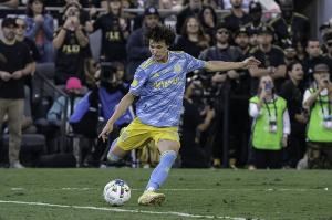 记者：21岁美国中场亚伦森将加盟科罗拉多急流，交易已经完成