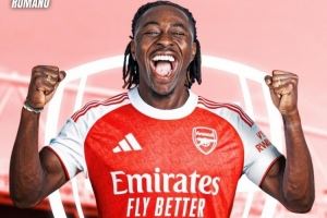 罗马诺：埃泽转会文件已签署，必须及时完成手续才能出战利兹联