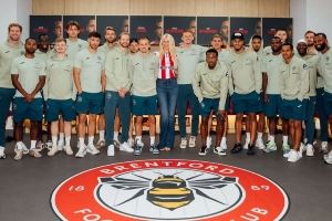 54岁超模身穿布伦特福德球衣现场观战，她的丈夫是俱乐部小股东