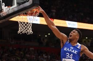 无人可挡！字母哥首战20中14爆砍31分7板 关键时刻连续强吃收比赛