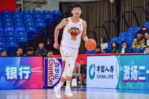 深圳注册19名球员：顾全续签两年C类 贺希宁顶薪剩1年 周鹏剩1年