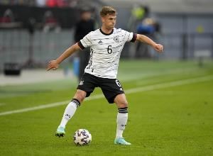 不踢右后卫！德媒：纳帅决定将基米希调回中场，加强德国队控制力