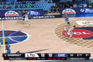 利刃穿心！字母哥凌波微步直杀内线 奋力隔人暴扣打成2+1