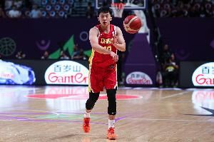 😂雷蒙：亚洲杯和俊杰同屋 睡前他想听故事 我跟哄孩子睡觉似的