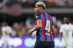 前巴萨青训教练：阿劳霍跑起来回抢时，让整个球场都能听到脚步声