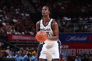 森林狼公布莱昂纳德-米勒伤情：训练中右手小拇指割伤 两周后复查