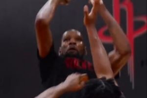 火箭训练营花絮：杜兰特持球单打翻身后仰 申京亚当斯肆虐内线