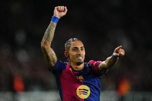 世体：拉菲尼亚虽然因伤无法出战，但依然展现出巴萨队长风范