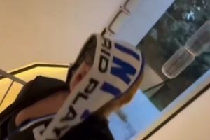 整蛊😂女友头戴皇马围巾叫醒正在睡觉的维尼修斯:你喜欢吗?